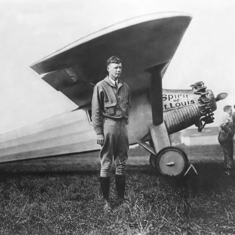 Captain Charles Lindbergh mit seinem Flugzeug The Spirit of St. Louis (Foto: IMAGO, IMAGO / UIG)