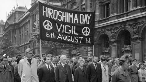 Bertrand Russell führt am 6. August 1961 bei einem Protestmarsch in London zum Gedenken an den Atombomenabwurf am 6. August 1945 auf Hiroshima die Demonstration an (Foto: IMAGO, IMAGO / United Archives International)