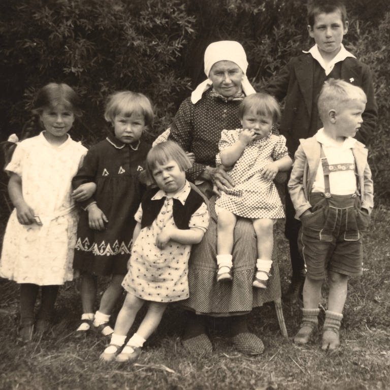 Mutter mit ihren 6 Kindern im Deutschland der späten 1930er (Foto: IMAGO, IMAGO / imagebroker)