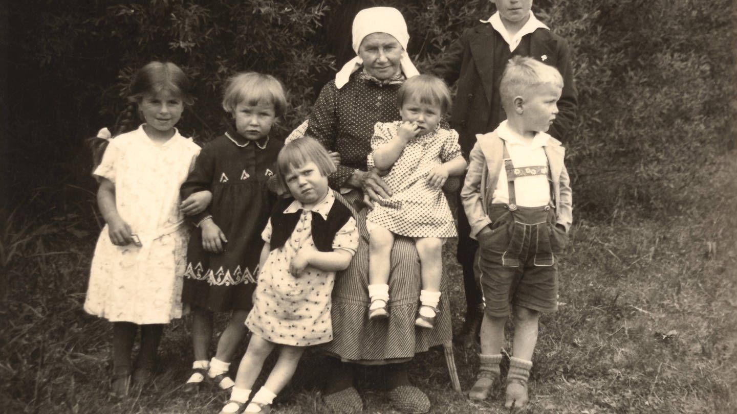 Mutter mit ihren 6 Kindern im Deutschland der späten 1930er