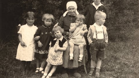 Mutter mit ihren 6 Kindern im Deutschland der späten 1930er (Foto: IMAGO, IMAGO / imagebroker)