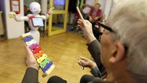 Im Marienheim in Siegen gibt es in Zusammenarbeit mit der Uni Siegen einen Roboter, der Senioren unterhaelt und sie zu Bewegungen animiert (Foto: IMAGO, imago images / biky)