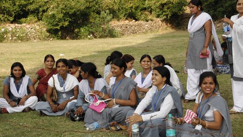 Junge indische Studentinnen  (Foto: IMAGO, imago stock&people)