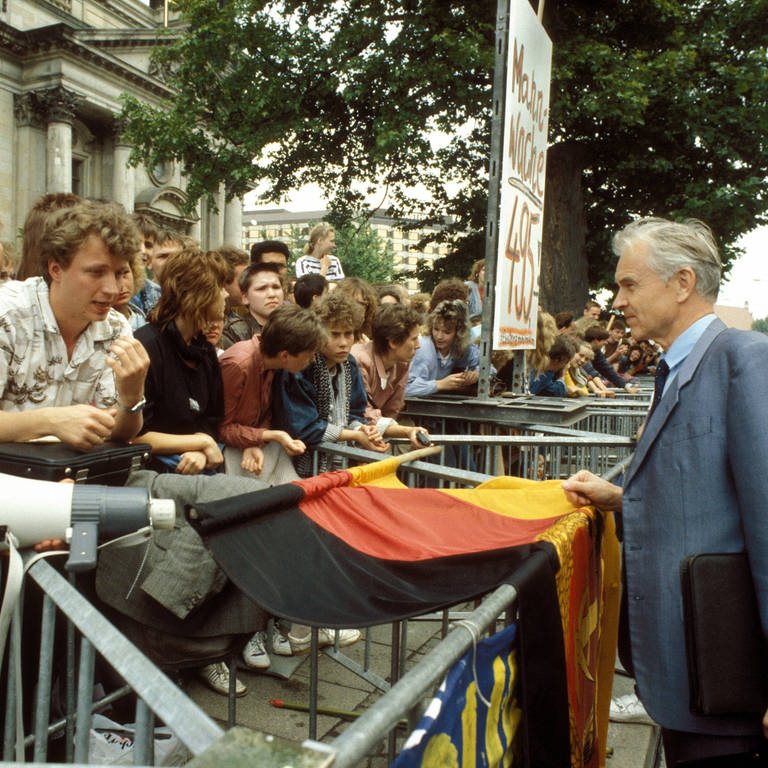 Hans Modrow (PDS) im Gespräch mit protestierenden Studenten anlässlich einer Demonstration in der Berliner Karl-Liebknecht-Straße am 8. Juni 1990 (Foto: IMAGO, imago images / Werner Schulze)