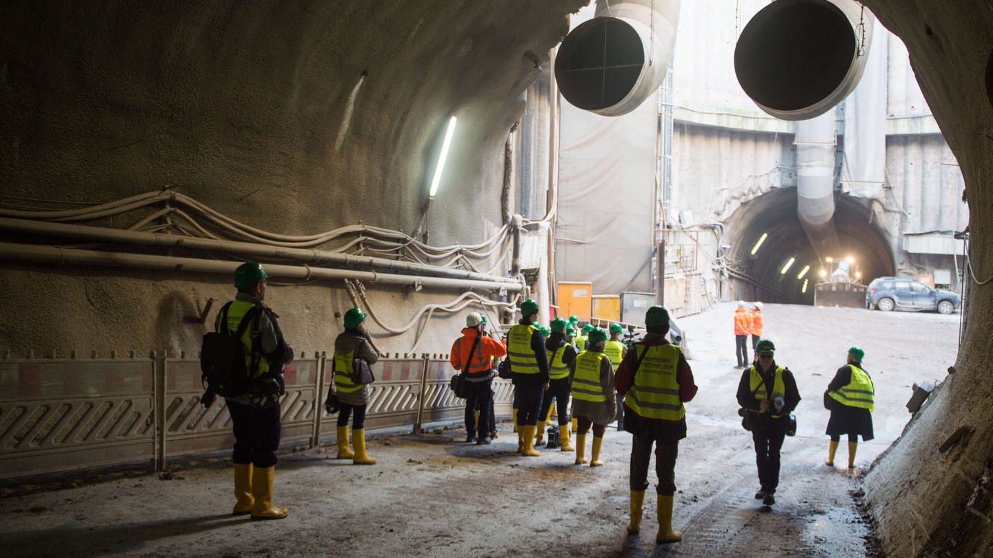 Tunnelbau für Stuttgart 21: Unter Stuttgart liegt viel Anhydrit. An diesem Mineral sind schon etliche Tunnelprojekte gescheitert (im Bild: Begehung im Dezember 2016) (Foto: dpa Bildfunk, picture alliance / Lino Mirgeler/dpa)
