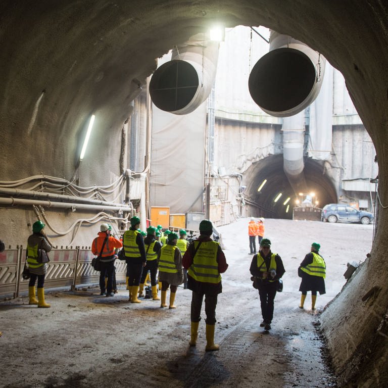 Tunnelbau für Stuttgart 21: Unter Stuttgart liegt viel Anhydrit. An diesem Mineral sind schon etliche Tunnelprojekte gescheitert (im Bild: Begehung im Dezember 2016) (Foto: dpa Bildfunk, picture alliance / Lino Mirgeler/dpa)