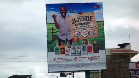 An Hauptstraßen überall in Kenia werben riesige Plakattafeln aggressiv für Alkoholkonsum – auch mit Gewinnspielen (Foto: SWR, Thomas Kruchem)