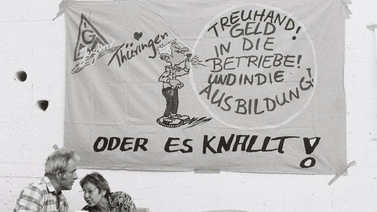 Besetzung der Treuhand Niederlassung in Suhl, Thüringen, aufgenommen am 1.7.1991 (Foto: IMAGO, imago images / fossiphoto)