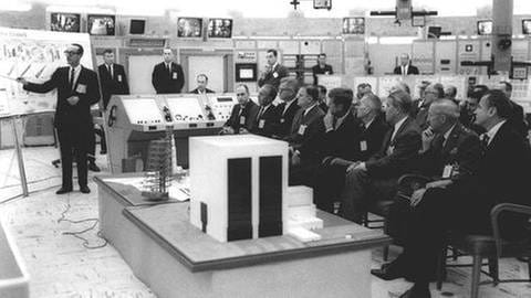George Mueller informiert am 16.11.1963 über Saturn V in Cape Canaveral u. a. John F. Kennedy (Foto: IMAGO, Imago/ZUMA Press -)