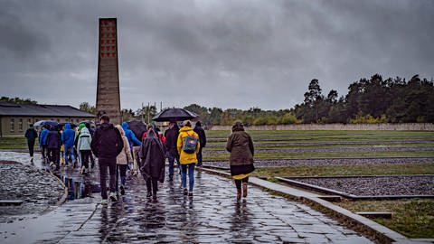 Jugendliche bei Mahn- und Gedenkstätte in Sachsenhausen (Foto: IMAGO, imago images/Jürgen Ritter)