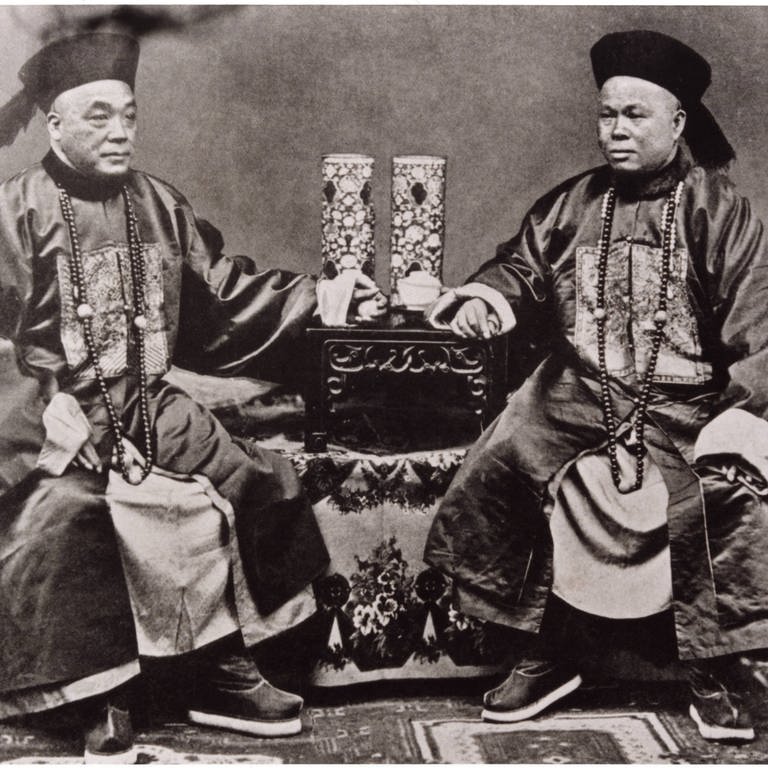 Chinesische Beamte um 1900 (Foto: picture-alliance / Reportdienste, picture alliance/Glasshouse Images)