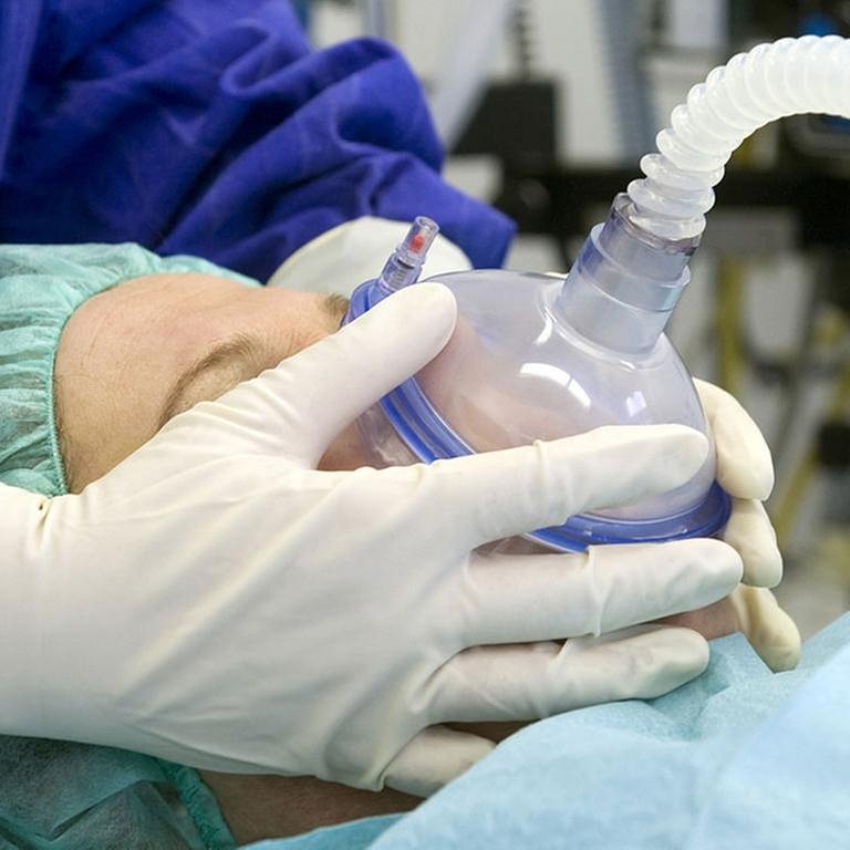 Eine Patientin wird in der Alster-Klinik in Hamburg mit einer Narkose auf die OP vorbereitet (Archivfoto vom 25.03.2009). (Foto: picture-alliance / dpa, picture-alliance / dpa -)