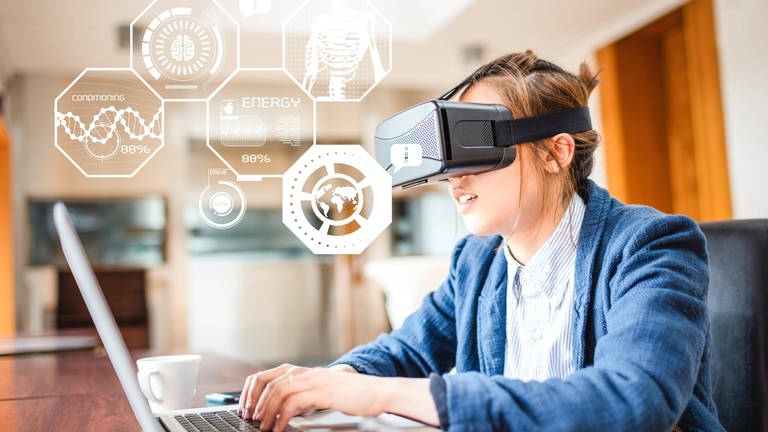 Lernen und studieren mithilfe einer VR-Brille – die Digitalisierung macht vieles möglich (Foto: IMAGO, imago images / Panthermedia)