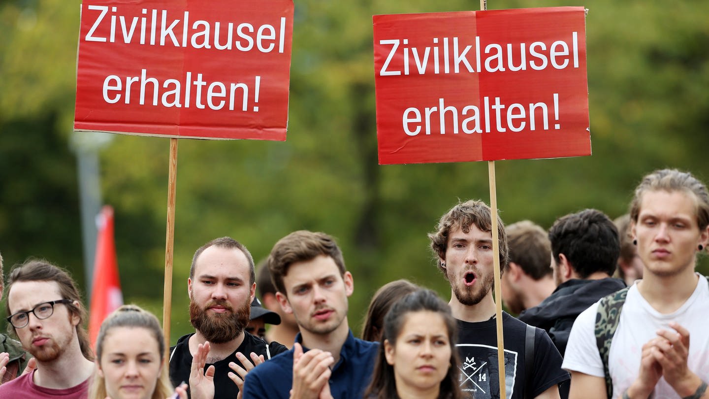 Studenten demonstrieren am 11.7.2019 vor dem Düsseldorfer Landtag gegen das geplante neue Hochschulgesetz mit einem Plakat 