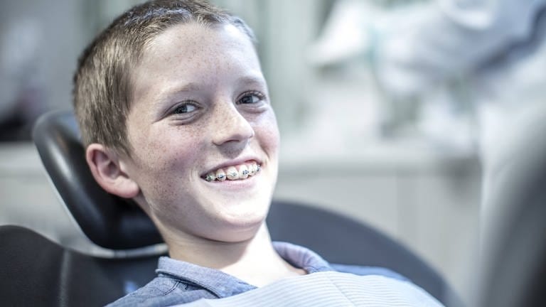 Zwei Drittel der Kinder bis 18 Jahren erhalten eine Zahnspange. Zurecht, sagen die meisten Kieferorthopäden. Purer Luxus, schimpfen Kritiker.  (Foto: IMAGO, imago images / Westend61)