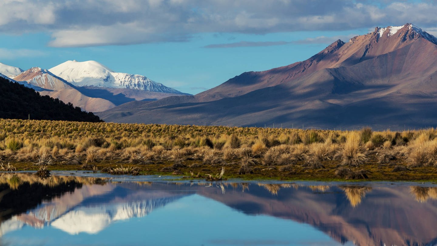 Bolivianische Großstädte beziehen Trinkwasser aus Gletschern, die rapide schwinden. Jetzt versucht der Andenstaat, Wasser zu sparen, Reservoirs zu bauen, Leitungen zu erneuern. (Foto: IMAGO, imago images / ingimage)