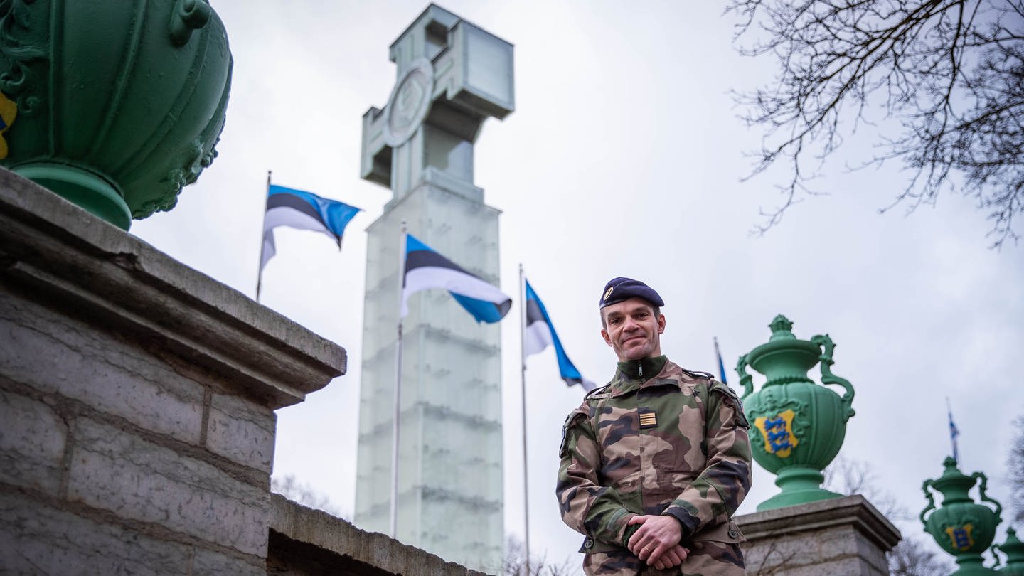 Wie sieht die Zukunft der NATO aus? Oberst Guillaume Trohel, Kommandeur des französischen Kontingent der NATO-Kampfgruppe, vor dem Denkmal für den Unabhängigkeitskrieg in Tallinn / Estland (Foto: IMAGO, imago images/Scanpix)