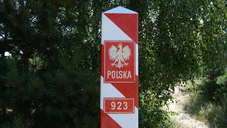 Polnischer Grenzpfosten: Tausende polnische Fach- und Pflegekräfte verlassen regelmäßig ihr Heimatland. Die Lücken füllen vor allem Ukrainier (Foto: IMAGO, imago/fossiphoto)