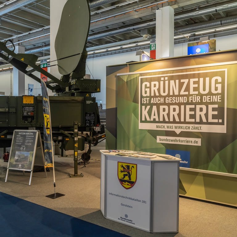 Nachwuchswerbung der Bundeswehr auf einer Messe (Foto: IMAGO, imago images/Arnulf Hettrich)