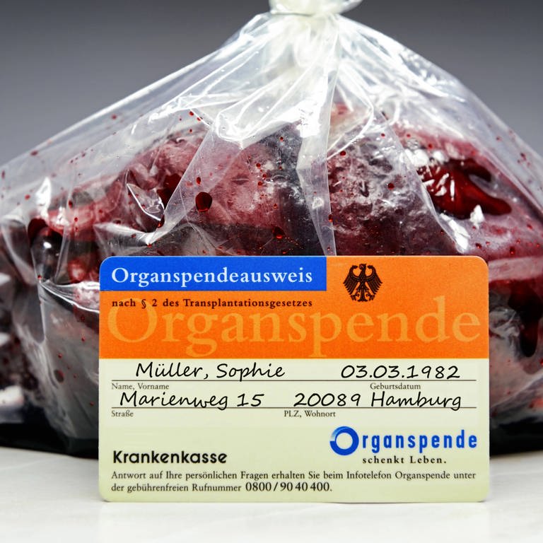 Herz in einer Plastktüte mit Organspenderausweis (Foto: IMAGO, imago images / blickwinkel)