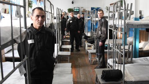 Gefangene in einem Schlafsaal in der Justizvollzugskolonie Nr. 2 mit maximaler Sicherheit im Dorf Shara-Gorokhon im Distrikt Karymsky  Russland (Foto: picture-alliance / Reportdienste, picture alliance/Yevgeny Yepanchintsev/TASS/dpa)