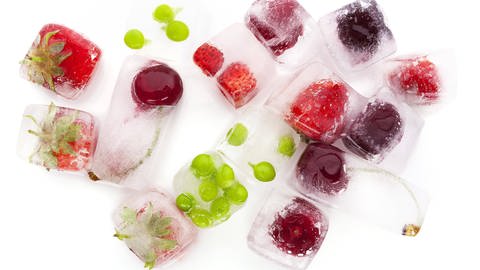 gefrorene Erbsen, Kirschen und andere Früchte (Foto: IMAGO, imago/Panthermedia)