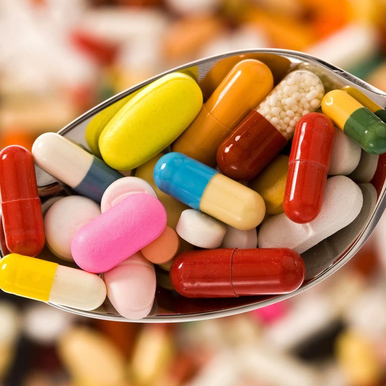 Ein Löffel voll bunter Medikamente (Foto: IMAGO, imago images/blickwinkel)