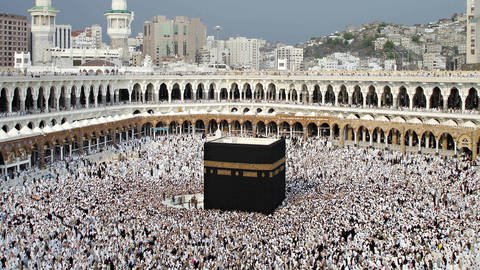 Die Pilger umrunden in Mekka die Kaaba siebenmal gegen den Uhrzeigersinn. Rund um die Wallfahrt, zu der für die gläubigen Muslime auch ein Besuch im östlich von Mekka gelegen Tal Minā gehört, kommt es immer wieder zu Massenpaniken und Unglücken mit vielen Toten. Forscher arbeiten an Sicherheitskonzepten. (Foto: IMAGO, imago images / ZUMA Press)