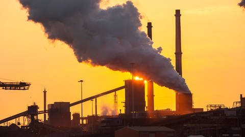 Bei der Stahlproduktion werden Unmengen von Treibhausgasen freigesetzt (Foto: IMAGO, ashley@globalwarmingimages.net via www.imago-images.de)