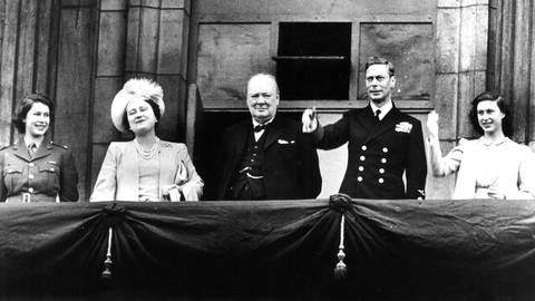 Winston Chhurchill steht am 8. Mai 1945 zusammen mit der Königlichen Familie auf dem Balkon des Buckingham Palace. Nazideutschland hat kapituliert. (Foto: IMAGO, imago images / United Archives International)