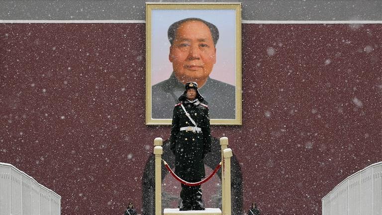 Polizist im Schnee in Peking (Foto: SWR, dpa/picture-alliance - Andy Wong)