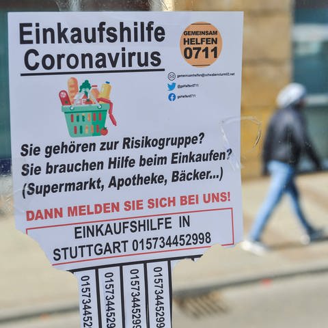 In der Zeit der Corona-Krise bieten Freiwillige in Stuttgart Einkaufs- und Nachbarschaftshilfe an für Senioren und Menschen, die zur Risikogruppe gehören (Foto: IMAGO, imago images / Lichtgut)