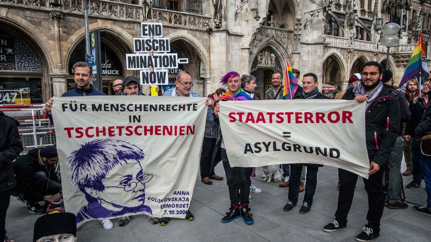 Demonstration gegen Säuberungsaktionen in Tschetschenien, die sich nach Angabe der Demonstranten gegen Homosexuelle richten (April 2017 in München) (Foto: picture-alliance / Reportdienste, picture alliance/ZUMA Press)