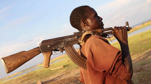 Bewaffneter kenianischer Fischer (Foto: picture-alliance / Reportdienste, (c) dpa)