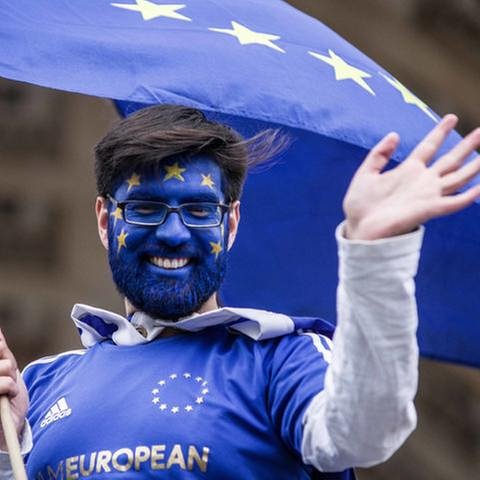 Pulse-of-Europe-Demonstrant in München, blau angemalt mit Europa-Fahne (Foto: picture-alliance / Reportdienste, picture-alliance / Reportdienste - Foto: Sachelle Babbar)
