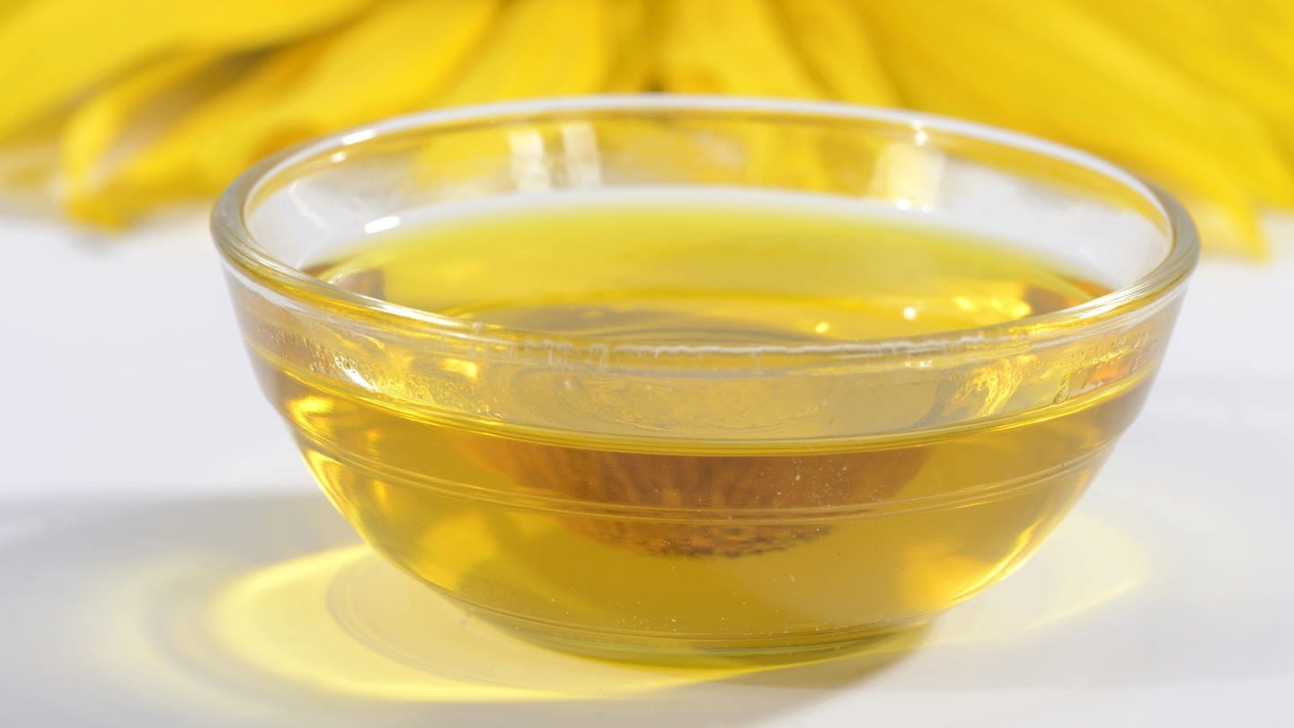 Aus billigem Sonnenblumenöl lässt sich mithilfe von Spinatextrakt, Wasabi-Paste und Pfeffer eine Olivenöl-Kopie herstellen