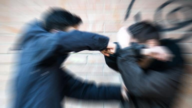 Streit zwischen zwei Jugendlichen (Foto: Getty Images, Thinkstock -)