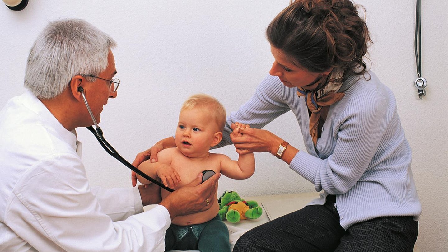 Kinderarzt untersucht Kind (Foto: SWR, SWR -)