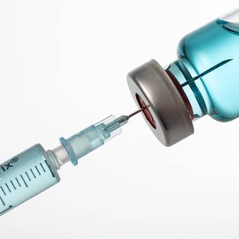 Spritze wird mit Impfstoff aufgezogen: Wissenschaftler weltweit arbeiten an neuartigen Impfstoffen und Medikamenten, die gegen ganze Virusfamilien wirken. Beispielsweise nicht nur gegen SARS-CoV-2, sondern gegen alle Corona-Viren.  (Foto: IMAGO, imago images / MiS)