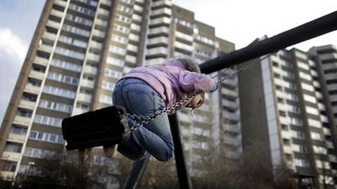 Child on a swing in the high-rise district (Photo: SWR, DPA - Rolf Vennenbernd/dpa)