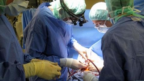 Team von Chirurgen und Kardiologen bei einer Herz OP (Foto: SWR, SWR -)
