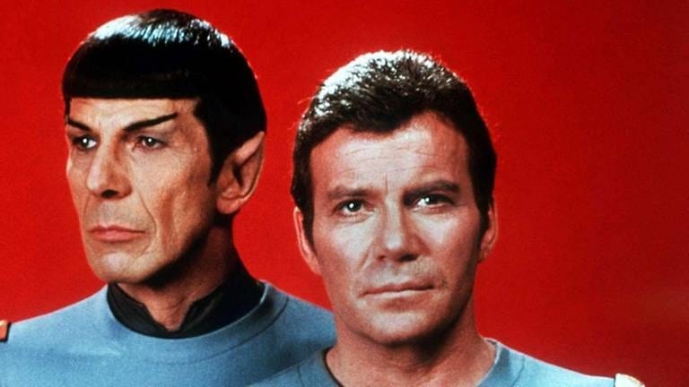 William Shatner (r) als Captain James T. Kirk, Commander des Raumschiffes Enterprise, und Leonard Nimoy als Crewmitglied Spock vom Planeten Vulkan