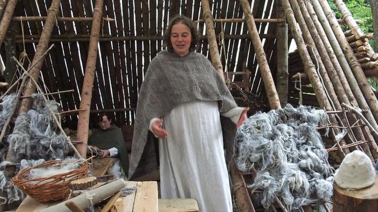 Auf dem Campus Galli wird Geschichte lebendig. In dieser Hütte wird gezeigt, wie die Menschen im Mittelalter Wolle verarbeitet haben. (Foto: SWR, SWR -)
