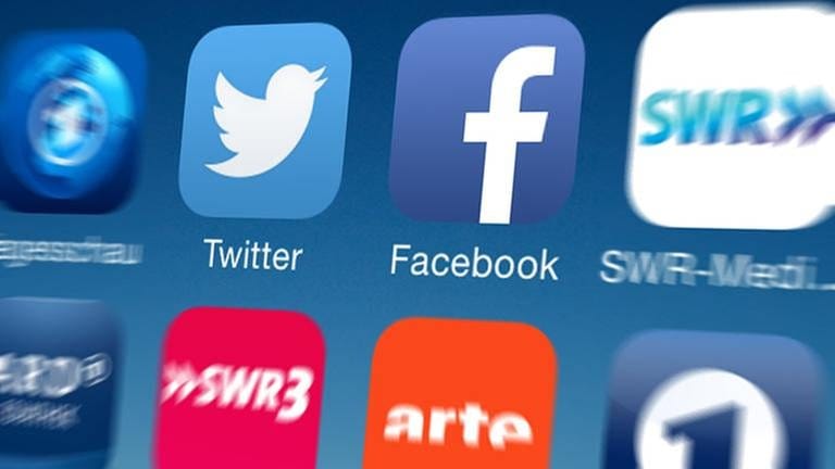 Auf einem Smartphone sind verschiedene Apps zu sehen. Unter anderen Twitter und facebook.