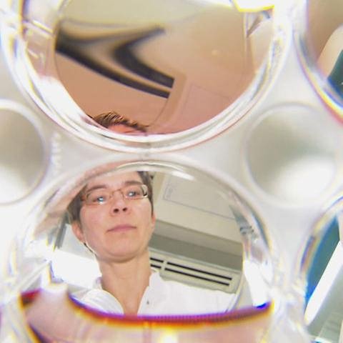 Forscherin mit Reagenzglas (Foto: SWR, SWR -)