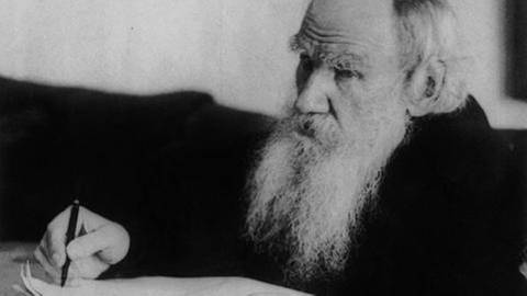 Leo Tolstoi (1828 - 1910) beim Schreiben (Foto: picture-alliance / dpa, picture-alliance / dpa - akg-images)