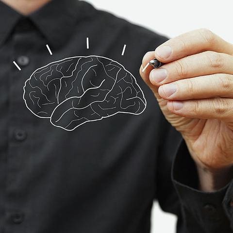 Ein Mann zeichnet auf eine Glasscheibe die groben Umrisse eines menschlichen Gehirns. (Foto: Getty Images, Thinkstock -)