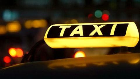Taxischild bei Nacht (Foto: Getty Images, Thinkstock -)