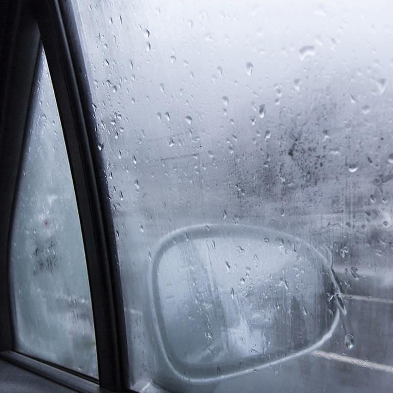 Eine von innen beschlagenes Seitenfenster eines Autos. (Foto: Getty Images, Thinkstock -)