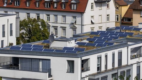 Solaranlagen können problemlos auf Dächern installiert werden. Sie sind daher auch für den städtischen Bereich geeignet wie hier in Freiburg  Breisgau. (Foto: IMAGO, imago images / Jochen Tack)